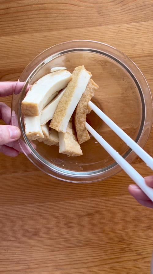 厚揚げを麺つゆに漬ける